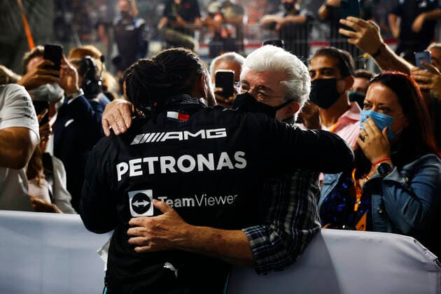 F1 Grand Prix of Qatar 44 Lewis Hamilton (GBR, Mercedes-AMG Petronas F1 Team), George Lucas, F1 Grand Prix of Qatar at Losail International Circuit on November 21, 2021 in Doha, Qatar. (Photo by Steven Tee LAT Motorsport Images FIA Pool via HOCH ZWEI) Doha Qatar Poolfoto HOCH ZWEI Pool Motorsport Images ,EDITORIAL USE ONLY