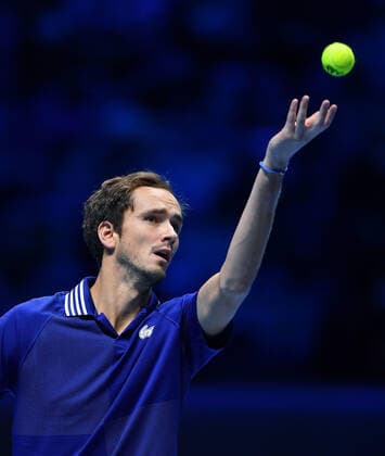 November 21, 2021, Torino, Italia: Daniil Medvedev of Russia returns the ball during the match against Alexander Zverev of Germany at the Nitto ATP, Tennis Herren Finals in Turin, Italy, 21 November 2021.ANSA ALESSANDRO DI MARCO Torino Italia - ZUMAa110 20211121_zaf_a110_064 Copyright: xAlessandroxDixMarcox