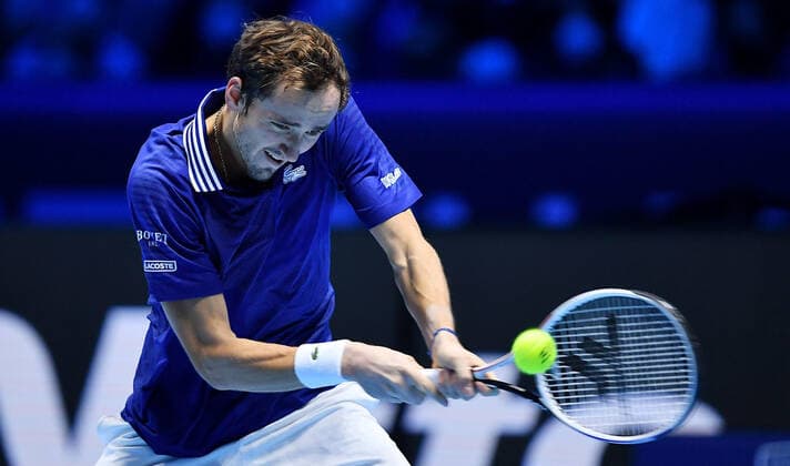 November 21, 2021, Torino, Italia: Daniil Medvedev of Russia returns the ball during the match against Alexander Zverev of Germany at the Nitto ATP, Tennis Herren Finals in Turin, Italy, 21 November 2021.ANSA ALESSANDRO DI MARCO Tennis: Nitto ATP Finals in Turin  - ZUMAa110 20211121_zaf_a110_065 Copyright: xAlessandroxDixMarcox