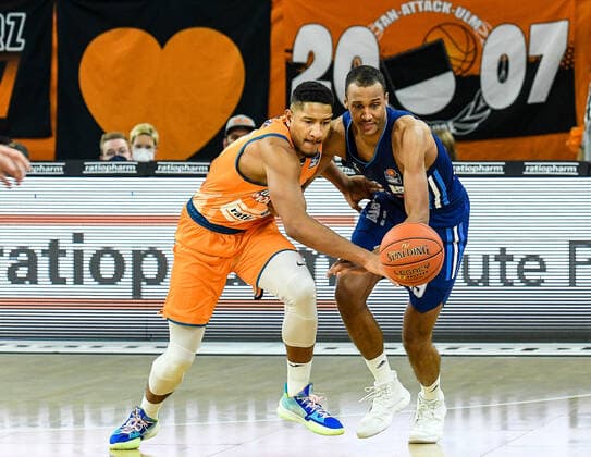 GER, BBL, ratiopharm ulm vs ALBA Berlin 21 11 2021, ratiopharm arena, Neu Ulm, GER, BBL, ratiopharm ulm vs ALBA Berlin, pictured Karim Jallow Ulm, 35 fights for the ball against Louis Olinde Berlin, 19 nordphotoxGmbHx xHafner nph00200