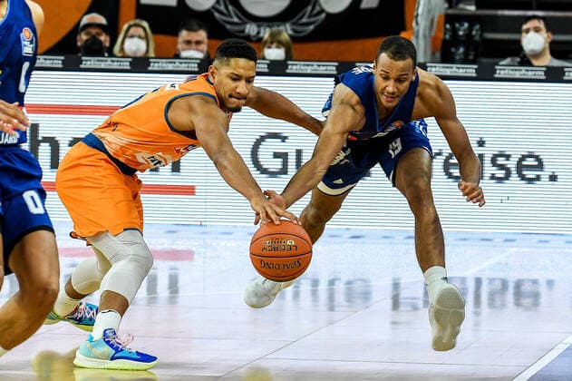 GER, BBL, ratiopharm ulm vs ALBA Berlin 21 11 2021, ratiopharm arena, Neu Ulm, GER, BBL, ratiopharm ulm vs ALBA Berlin, pictured Karim Jallow Ulm, 35 fights for the ball against Louis Olinde Berlin, 19 nordphotoxGmbHx xHafner nph00200