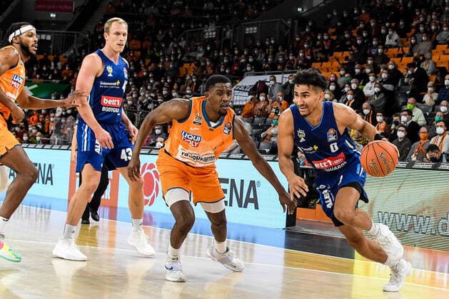 GER, BBL, ratiopharm ulm vs ALBA Berlin 21 11 2021, ratiopharm arena, Neu Ulm, GER, BBL, ratiopharm ulm vs ALBA Berlin, in picture Luke Sikma Berlin, 43 , Semaj Christon Ulm, 0 , Maodo Lo Berlin, 0 nordphotoxGmbHx xHafner nph00200