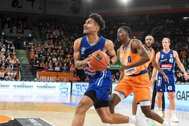 GER, BBL, ratiopharm ulm vs ALBA Berlin 21 11 2021, ratiopharm arena, Neu Ulm, GER, BBL, ratiopharm ulm vs ALBA Berlin, pictured Semaj Christon Ulm, 0 , Maodo Lo Berlin, 0 goes to the basket. nordphotoxGmbHx xHafner nph00200
