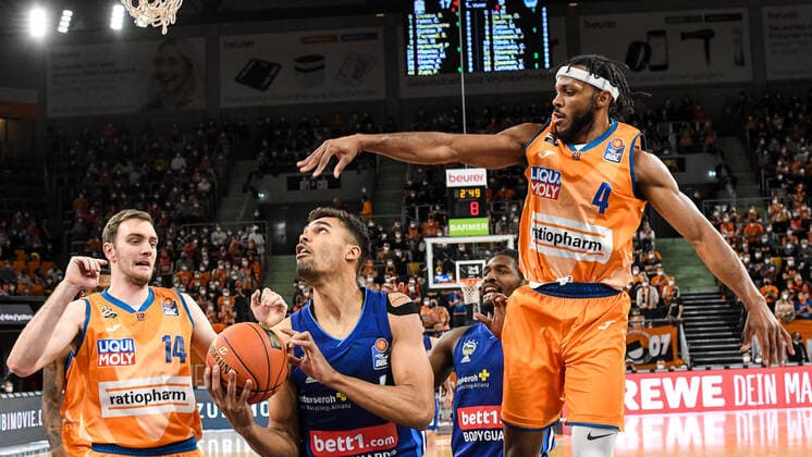 GER, BBL, ratiopharm ulm vs ALBA Berlin 21 11 2021, ratiopharm arena, Neu Ulm, GER, BBL, ratiopharm ulm vs ALBA Berlin, pictured Philipp Herkenhoff Ulm, 14 , Oscar da Silva Berlin, 1 , Jaron Blossomgame Ulm, 4 nordphotoxGmbHx xHafner nph00200