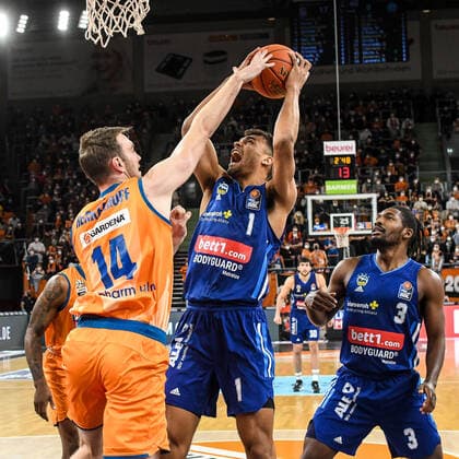 GER, BBL, ratiopharm ulm vs ALBA Berlin 21 11 2021, ratiopharm arena, Neu Ulm, GER, BBL, ratiopharm ulm vs ALBA Berlin, pictured Philipp Herkenhoff Ulm, 14 , Oscar da Silva Berlin, 1 , Jaleen Smith Berlin, 3 nordphotoxGmbHx xHafner nph00200