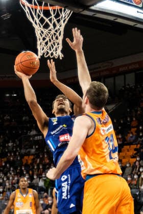 Oscar DA Silva Alba Berlin, 01 , Fedor Zugic Ratiopharm Ulm 44 GER, Ratiopharm Ulm vs Alba Berlin, easycredit 1 Bundesliga Basketball, 08 Matchday, Season 2021 22, 21 11 2021 Ratiopharm Ulm vs Alba Berlin, 1 Basketball Bundesliga New Ulm. Copyright: xEibner-Pressefoto RogerxBuerkex EP_EER