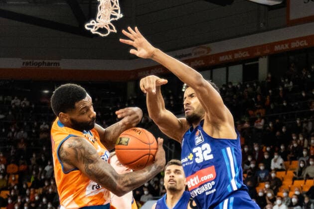 John Petrucelli Ratiopharm Ulm 07 , Johannes Thiemann Alba Berlin, 32 GER, Ratiopharm Ulm vs Alba Berlin, easycredit 1 Bundesliga Basketball, 08 matchday, season 2021 22, 21 11 2021 Ratiopharm Ulm vs Alba Berlin, 1 Basketball Bundesliga New Ulm. Copyright: xEibner-Pressefoto RogerxBuerkex EP_EER