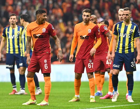 Fußball, EL, Galatasaray Istanbul - Fenerbahce Istanbul Patrick van Aanholt (L) , Halil Dervisoglu (C) of Galatasaray and Filip Novak (R) of Fenerbahce during the Turkish super league big derby match between Galatasaray and Fenerbahce at NEF stadium in Istanbul , Turkey on November 21, 2021. 