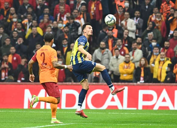 Fußball, EL, Galatasaray Istanbul - Fenerbahce Istanbul DeAndre Roselle Yedlin of Galatasaray and Mergim Berisha (R) of Fenerbahce during the Turkish super league big derby match between Galatasaray and Fenerbahce at NEF stadium in Istanbul , Turkey on November 21, 2021. 