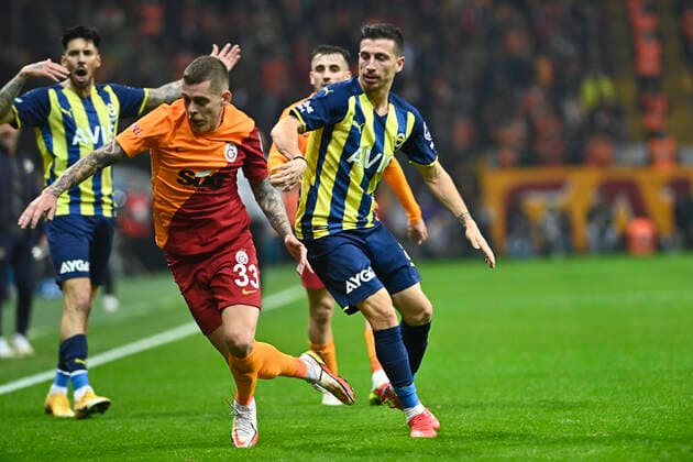 Fußball, EL, Galatasaray Istanbul - Fenerbahce Istanbul Alexandru Cicaldau (L) of Galatasaray and Mert Hakan Yandas of Fenerbahce during the Turkish super league big derby match between Galatasaray and Fenerbahce at NEF stadium in Istanbul , Turkey on November 21, 2021. 