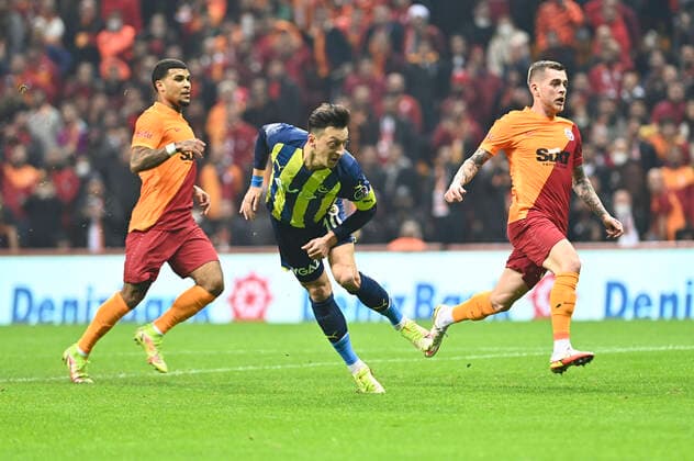 Fußball, EL, Galatasaray Istanbul - Fenerbahce Istanbul DeAndre Roselle Yedlin (L) , Alexandru Cicaldau (R) of Galatasaray and Mesut Ozil of Fenerbahce during the Turkish super league big derby match between Galatasaray and Fenerbahce at NEF stadium in Istanbul , Turkey on November 21, 2021. 