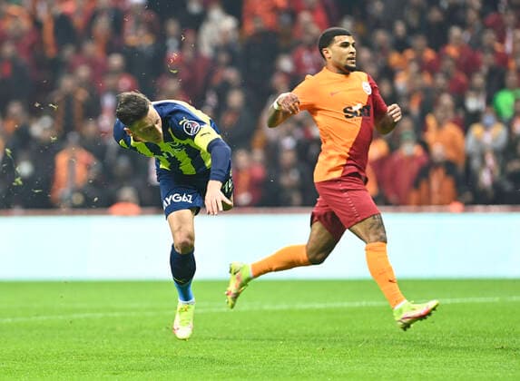 Fußball, EL, Galatasaray Istanbul - Fenerbahce Istanbul Mesut Ozil of Galatasaray during the Turkish super league big derby match between Galatasaray and Fenerbahce at NEF stadium in Istanbul , Turkey on November 21, 2021. 