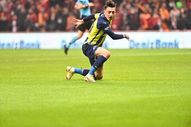 Fußball, EL, Galatasaray Istanbul - Fenerbahce Istanbul Mesut Ozil of Galatasaray during the Turkish super league big derby match between Galatasaray and Fenerbahce at NEF stadium in Istanbul , Turkey on November 21, 2021. 