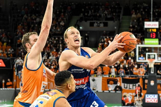 GER, BBL, ratiopharm ulm vs ALBA Berlin 21 11 2021, ratiopharm arena, Neu Ulm, GER, BBL, ratiopharm ulm vs ALBA Berlin, in the picture Luke Sikma Berlin, 43 gets through against Philipp Herkenhoff Ulm, 14 nordphotoxGmbHx xHafner nph00200
