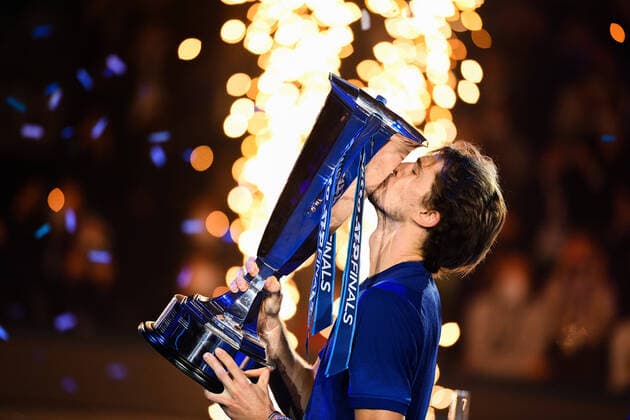 Sport Bilder des Tages Photo Marco Alpozzi LaPresse November 21, 2021 Turin (Italy) Tennis Nitto ATP, Tennis Herren Finals - men s singles - finals Alexander Zverev Vs Daniil Medvedev In the pic: Alexander Zverev (Germany) lift the trophy  Copyright: xMarcoxAlpozzi LaPressex