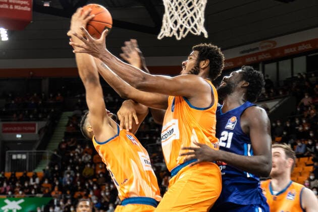Cristiano Felicio Ratiopharm Ulm 01 , Christ Koumadje Alba Berlin, 21 , Karim Jallow Ratiopharm Ulm 35 GER, Ratiopharm Ulm vs Alba Berlin, easycredit 1 Bundesliga Basketball, 08 matchday, season 2021 22, 21 11 2021 Ratiopharm Ulm vs Alba Berlin, 1 Basketball Bundesliga New Ulm. Copyright: xEibner-Pressefoto RogerxBuerkex EP_EER