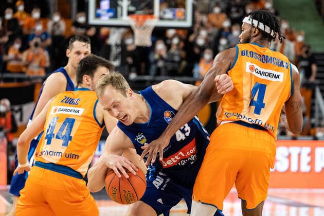 Luke Sikma Alba Berlin, 43 , Jaron Blossomgame Ratiopharm Ulm 04 , Fedor Zugic Ratiopharm Ulm 44 GER, Ratiopharm Ulm vs Alba Berlin, easycredit 1 Bundesliga Basketball, 08 matchday, season 2021 22, 21 11 2021 Ratiopharm Ulm vs Alba Berlin, 1 Basketball Bundesliga New Ulm. Copyright: xEibner-Pressefoto RogerxBuerkex EP_EER