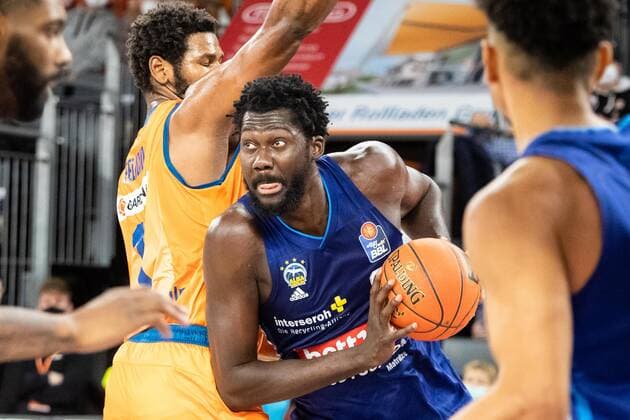 Christ Koumadje Alba Berlin, 21 GER, Ratiopharm Ulm vs Alba Berlin, easycredit 1 Bundesliga Basketball, 08 matchday, season 2021 22, 21 11 2021 Ratiopharm Ulm vs Alba Berlin, 1 Basketball Bundesliga New Ulm. Copyright: xEibner-Pressefoto RogerxBuerkex EP_EER