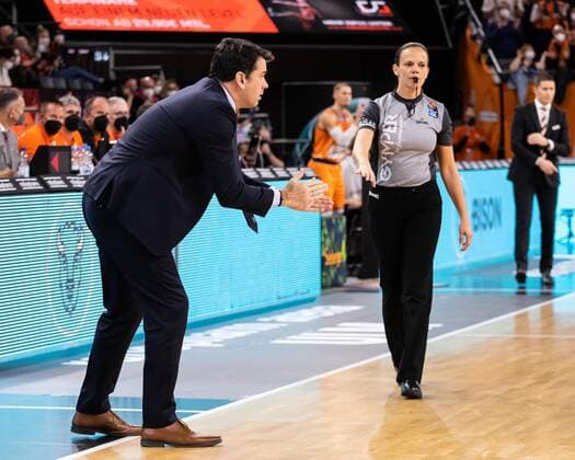 Israel Gonzalez Alba Berlin, head coach GER, Ratiopharm Ulm vs Alba Berlin, easycredit 1 Bundesliga Basketball, 08 matchday, season 2021 22, 21 11 2021 Ratiopharm Ulm vs Alba Berlin, 1 Basketball Bundesliga New Ulm. Copyright: xEibner-Pressefoto RogerxBuerkex EP_EER