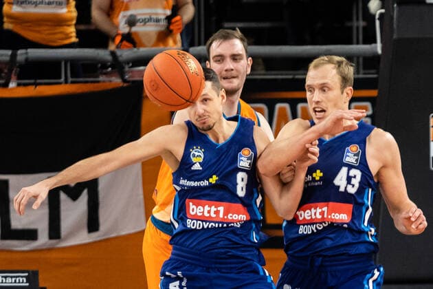 Luke Sikma Alba Berlin, 43 , Marcus Eriksson Alba Berlin, 08 GER, Ratiopharm Ulm vs Alba Berlin, easycredit 1 Bundesliga Basketball, 08 matchday, season 2021 22, 21 11 2021 Ratiopharm Ulm vs Alba Berlin, 1 Basketball Bundesliga New Ulm. Copyright: xEibner-Pressefoto RogerxBuerkex EP_EER