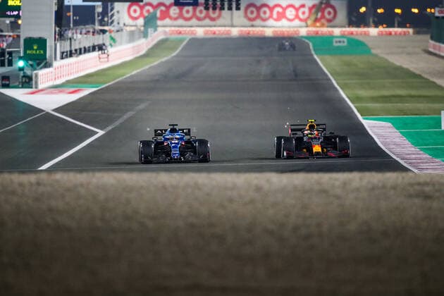 14 ALONSO Fernando (spa), Alpine F1 A521, 11 PEREZ Sergio (mex), Red Bull Racing Honda RB16B, action during the Formula 1 Ooredoo Qatar Grand Prix 2021, 20th round of the 2021 FIA Formula One World Championship, WM, Weltmeisterschaft from November 19 to 21, 2021 on the Losail International Circuit, in Lusail, Qatar - F1 - QATAR GRAND PRIX 2021 - RACE DPPI Panoramic  20211121_GOODEN_FG0D8411
