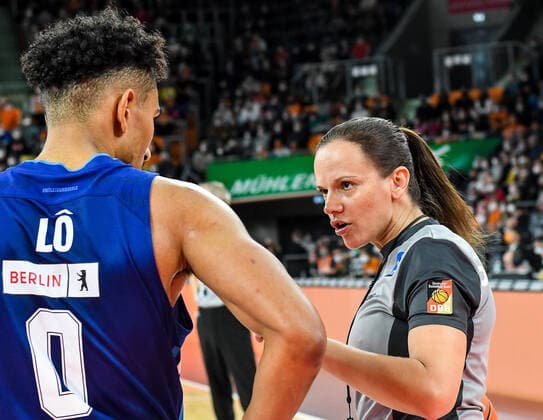 GER, BBL, ratiopharm ulm vs ALBA Berlin 21 11 2021, ratiopharm arena, Neu Ulm, GER, BBL, ratiopharm ulm vs ALBA Berlin, pictured Maodo Lo Berlin, 0 , referee Anne Panther. nordphotoxGmbHx xHafner nph00200