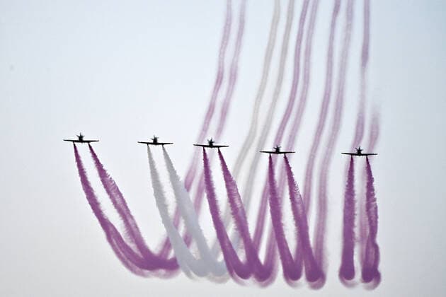 Plane show over the track during the Formula 1 Ooredoo Qatar Grand Prix 2021, 20th round of the 2021 FIA Formula One World Championship, WM, Weltmeisterschaft from November 19 to 21, 2021 on the Losail International Circuit, in Lusail, Qatar - F1 - QATAR GRAND PRIX 2021 - RACE DPPI Panoramic  20211121_GOODEN_21-11-21-QAT-4035-PVE
