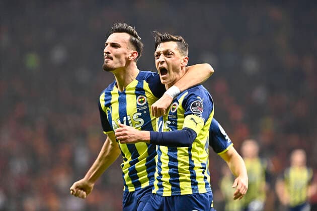 Sport Bilder des Tages Mergim Berisha (L) and Mesut Ozil of Galatasaray and of Fenerbahce during the Turkish super league big derby match between Galatasaray and Fenerbahce at NEF stadium in Istanbul , Turkey on November 21, 2021. 