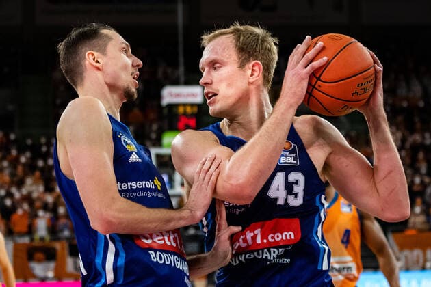 Luke Sikma Alba Berlin, 43 , Marcus Eriksson Alba Berlin, 08 GER, Ratiopharm Ulm vs Alba Berlin, easycredit 1 Bundesliga Basketball, 08 matchday, season 2021 22, 21 11 2021 Ratiopharm Ulm vs Alba Berlin, 1 Basketball Bundesliga New Ulm. Copyright: xEibner-Pressefoto RogerxBuerkex EP_EER