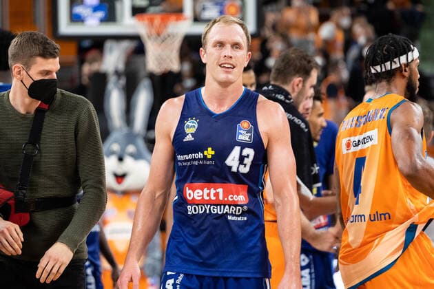 Alba Berlin wins 71 66 against Ratiopharm Ulm Jubilation at Alba Luke Sikma Alba Berlin, 43 rejoices GER, Ratiopharm Ulm vs Alba Berlin, easycredit 1 Bundesliga Basketball, 08 matchday, season 2021 22, 21 11 2021 Ratiopharm Ulm vs Alba Berlin, 1 Basketball Bundesliga New Ulm. Copyright: xEibner-Pressefoto RogerxBuerkex EP_EER