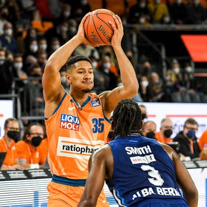 GER, BBL, ratiopharm ulm vs ALBA Berlin 21 11 2021, ratiopharm arena, Neu Ulm, GER, BBL, ratiopharm ulm vs ALBA Berlin, pictured Karim Jallow Ulm, 35 , Jaleen Smith Berlin, 3. nordphotoxGmbHx xHafner nph00200