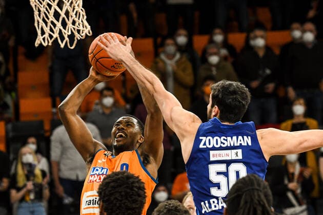 GER, BBL, ratiopharm ulm vs ALBA Berlin 21 11 2021, ratiopharm arena, Neu Ulm, GER, BBL, ratiopharm ulm vs ALBA Berlin, in picture Semaj Christon Ulm, 0 is prevented from throwing successfully by Yovel Zoosman Berlin, 50 nordphotoxGmbHx xHafner nph00200