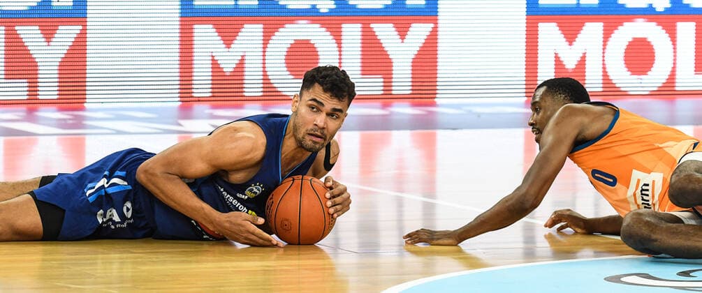 GER, BBL, ratiopharm ulm vs ALBA Berlin 21 11 2021, ratiopharm arena, Neu Ulm, GER, BBL, ratiopharm ulm vs ALBA Berlin, pictured Louis Olinde Berlin, 19 captures the ball on the ground against Semaj Christon Ulm, 0 nordphotoxGmbHx xHafner nph00200