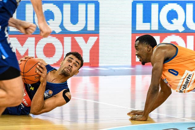GER, BBL, ratiopharm ulm vs ALBA Berlin 21 11 2021, ratiopharm arena, Neu Ulm, GER, BBL, ratiopharm ulm vs ALBA Berlin, pictured Louis Olinde Berlin, 19 captures the ball on the ground against Semaj Christon Ulm, 0 nordphotoxGmbHx xHafner nph00200