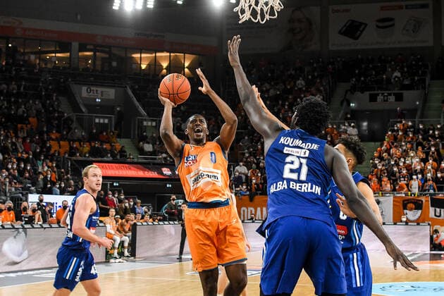 GER, BBL, ratiopharm ulm vs ALBA Berlin 21 11 2021, ratiopharm arena, Neu Ulm, GER, BBL, ratiopharm ulm vs ALBA Berlin, in the picture Semaj Christon Ulm, 0 goes determined to the basket and scores against Jean Marc Christ Koumadje Berlin, 21 , in the background Luke Sikma Berlin, 43 nordphotoxGmbHx xHafner nph00200