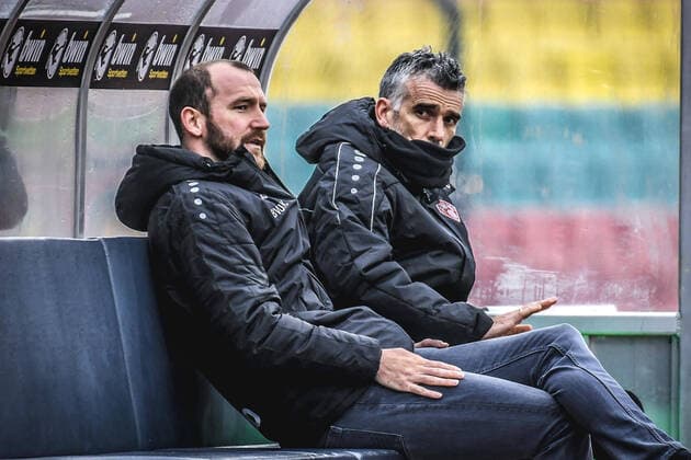 21 11 2021, xlakx, football 3 league, Viktoria Berlin Wuerzburger Kickers emspor, f l sports director Sebastian Neumann Wuerzburger Kickers and Danny Schwarz Wuerzburger Kickers head coach sitting on the bench DFL DFB REGULATIONS PROHIBIT ANY USE OF PHOTOGRAPHS as IMAGE SEQUENCES and or QUASI VIDEO Berlin