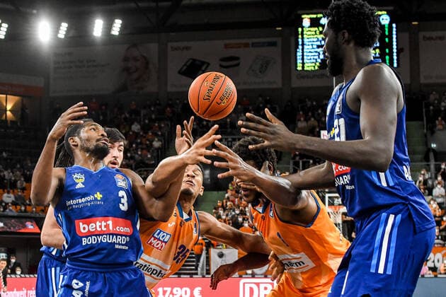 GER, BBL, ratiopharm ulm vs ALBA Berlin 21 11 2021, ratiopharm arena, Neu Ulm, GER, BBL, ratiopharm ulm vs ALBA Berlin, pictured fighting for the rebound, Jaleen Smith Berlin, 3 , Cristiano Felicio Ulm, 1 , Jean Marc Christ Koumadje Berlin, 21 nordphotoxGmbHx xHafner nph00200