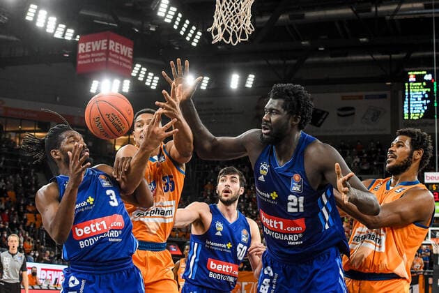GER, BBL, ratiopharm ulm vs ALBA Berlin 21 11 2021, ratiopharm arena, Neu Ulm, GER, BBL, ratiopharm ulm vs ALBA Berlin, in picture fight for the rebound, Jaleen Smith Berlin, 3 , Jean Marc Christ Koumadje Berlin, 21 , Cristiano Felicio Ulm, 1 , in the background center Yovel Zoosman Berlin, 50 nordphotoxGmbHx xHafner nph00200