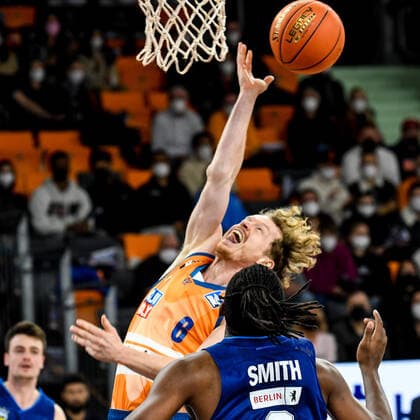 GER, BBL, ratiopharm ulm vs ALBA Berlin 21 11 2021, ratiopharm arena, New Ulm, GER, BBL, ratiopharm ulm vs ALBA Berlin, pictured Per Guenther Ulm, 6 goes to the basket with anger in his belly, emotion nordphotoxGmbHx xHafner nph00200
