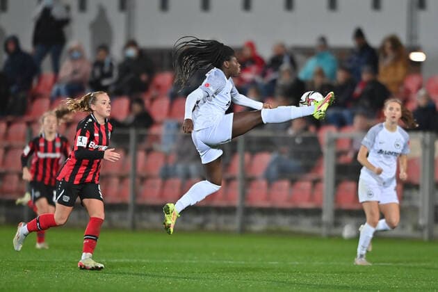 Sport Themen der Woche KW46 Nicole Anyomi (SGE, 19) stoppt den Ball hoch in der Luft mit dem Fuss, 21.11.2021, Leverkusen (Deutschland), Fussball, Flyeralarm Frauen-Bundesliga, Bayer 04 Leverkusen - Eintracht Frankfurt, DFB DFL REGULATIONS PROHIBIT ANY USE OF PHOTOGRAPHS AS IMAGE SEQUENCES AND OR QUASI-VIDEO. *** Nicole Anyomi SGE, 19 stops the ball high in the air with her foot, 21 11 2021, Leverkusen Germany , Football, Flyeralarm Frauen Bundesliga, Bayer 04 Leverkusen Eintracht Frankfurt, DFB DFL REGULATES PROHIBIT ANY USE OF PHOTOGRAPHS AS IMAGE SEQUENCES AND OR QUASI VIDEO xmkx