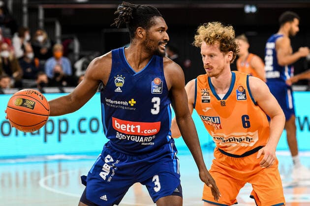 GER, BBL, ratiopharm ulm vs ALBA Berlin 21 11 2021, ratiopharm arena, Neu Ulm, GER, BBL, ratiopharm ulm vs ALBA Berlin, pictured Jaleen Smith Berlin, 3 , Per Guenther Ulm, 6 nordphotoxGmbHx xHafner nph00200
