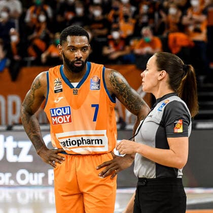 GER, BBL, ratiopharm ulm vs ALBA Berlin 21 11 2021, ratiopharm arena, Neu Ulm, GER, BBL, ratiopharm ulm vs ALBA Berlin, pictured Sindarius Thornwell Ulm, 7 discusses with referee Anne Panther. nordphotoxGmbHx xHafner nph00200