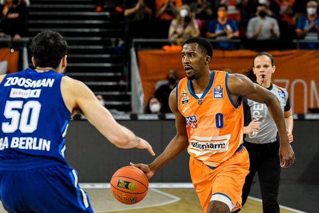 GER, BBL, ratiopharm ulm vs ALBA Berlin 21 11 2021, ratiopharm arena, New Ulm, GER, BBL, ratiopharm ulm vs ALBA Berlin, pictured Yovel Zoosman Berlin, 50 , Semaj Christon Ulm, 0 nordphotoxGmbHx xHafner nph00200