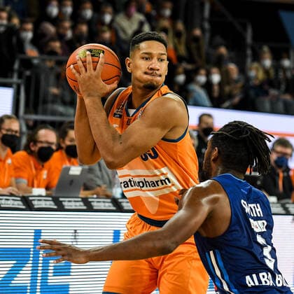 GER, BBL, ratiopharm ulm vs ALBA Berlin 21 11 2021, ratiopharm arena, Neu Ulm, GER, BBL, ratiopharm ulm vs ALBA Berlin, pictured Karim Jallow Ulm, 35 , Jaleen Smith Berlin, 3. nordphotoxGmbHx xHafner nph00200