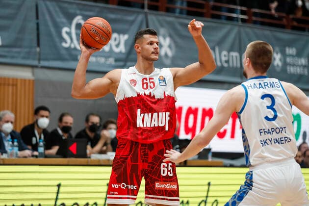 GER, Würzburg, s Oliver Arena, 21 11 2021, emspor, emonline, despor, deonline, s Oliver Wuerzburg vs Fraport Skyliners Frankfurt, easyCredit BBL, Matchday 8 Image v l Filip Stanic s Oliver Wuerzburg vs Matt Haarms Fraport Skyliners Frankfurt Copyright: HMBxMedia JulienxBecker