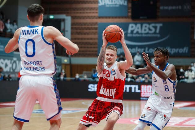 GER, Würzburg, s Oliver Arena, 21 11 2021, emspor, emonline, despor, deonline, s Oliver Wuerzburg vs Fraport Skyliners Frankfurt, easyCredit BBL, Matchday 8 Image f l Lukas Wank Fraport Skyliners Frankfurt , Aigars Skele s Oliver Wuerzburg and Brancou Badio Fraport Skyliners Frankfurt Copyright: HMBxMedia JulienxBecker