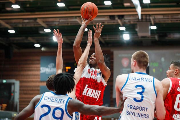 GER, Würzburg, s Oliver Arena, 21 11 2021, emspor, emonline, despor, deonline, s Oliver Wuerzburg vs Fraport Skyliners Frankfurt, easyCredit BBL, Matchday 8 Image f l Will Cherry Fraport Skyliners Frankfurt , William Buford s Oliver Wuerzburg , Matt Haarms Fraport Skyliners Frankfurt and Filip Stanic s Oliver Wuerzburg Copyright: HMBxMedia JulienxBecker