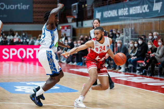 GER, Würzburg, s Oliver Arena, 21 11 2021, emspor, emonline, despor, deonline, s Oliver Wuerzburg vs Fraport Skyliners Frankfurt, easyCredit BBL, Matchday 8 Image v l Will Cherry Fraport Skyliners Frankfurt vs Cameron Hunt s Oliver Wuerzburg. Copyright: HMBxMedia JulienxBecker