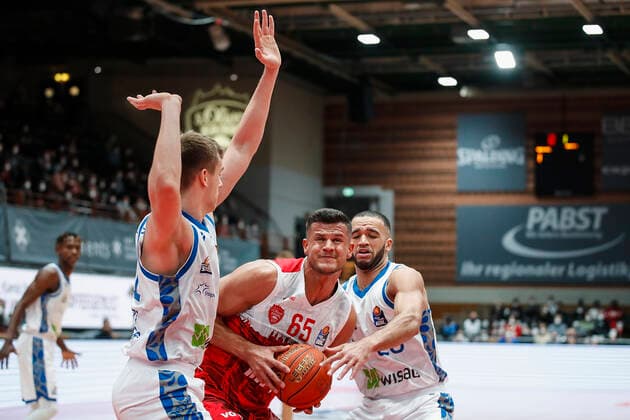 GER, Würzburg, s Oliver Arena, 21 11 2021, emspor, emonline, despor, deonline, s Oliver Wuerzburg vs Fraport Skyliners Frankfurt, easyCredit BBL, Matchday 8 Picture f l Lorenz Brenneke Fraport Skyliners Frankfurt , Filip Stanic s Oliver Wuerzburg and Rasheed Moore Fraport Skyliners Frankfurt Copyright: HMBxMedia JulienxBecker