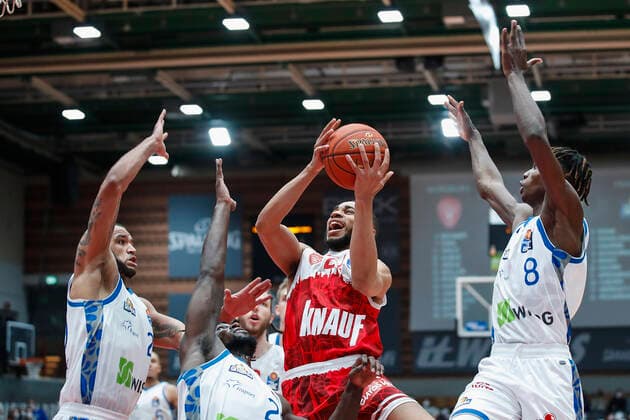 GER, Würzburg, s Oliver Arena, 21 11 2021, emspor, emonline, despor, deonline, s Oliver Wuerzburg vs Fraport Skyliners Frankfurt, easyCredit BBL, Matchday 8 Image f l Rasheed Moore Fraport Skyliners Frankfurt , Will Cherry Fraport Skyliners Frankfurt , Cameron Hunt s Oliver Wuerzburg and Brancou Badio Fraport Skyliners Frankfurt Copyright: HMBxMedia JulienxBecker